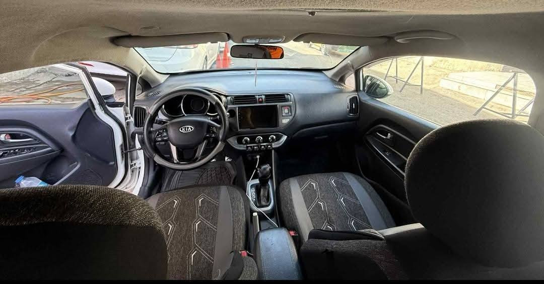 سيارة كيه ريو
موديل 2012
وارد كوري 
محرك دوش 16 شرط لا صرف ولا نفخ 
كير توماتيك 
درايم شفتات جديد كصه
السيارة رقم أربيل 
مواصفات تحكمات استيرن 
شاشه ايباد 
غرفتها جديده 
تحويل مباشر
التواصل ***********
السيارة كلش نظيفه ومرتبه
المكان موصل
