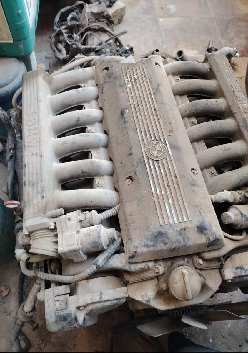 كير ومكينه واكسل وكاردن بيئم 12سلندر BMW مع عقول المكينه والكير بيها نقص بس سلف للبيع السعر 25 ورقه المكان بغداد للاستفسار الاتصال على الرقم ***********
