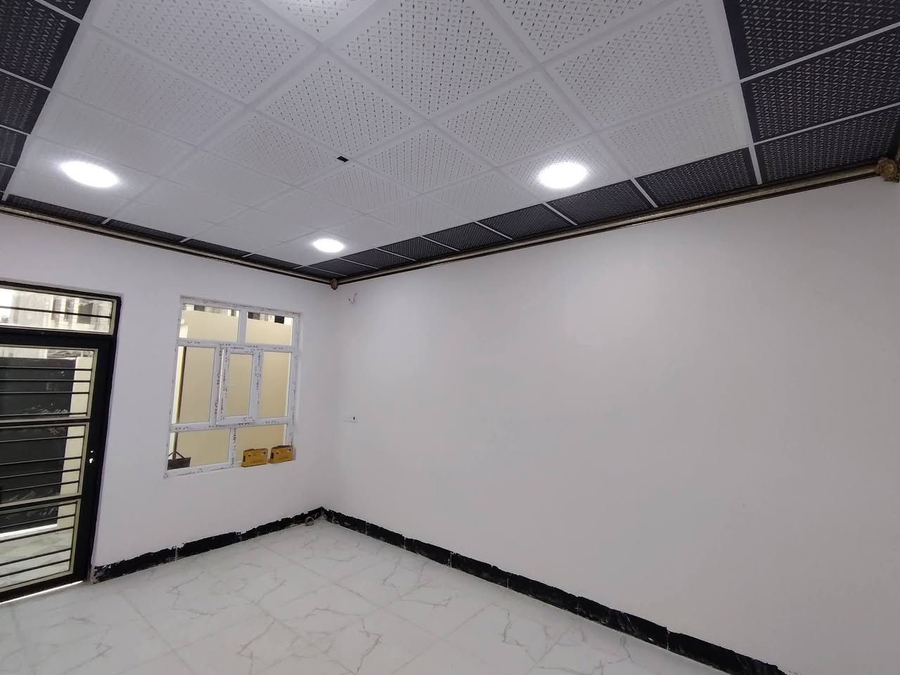 السلام عليكم
دار للبيع #تكريت الديوم ال١٦الف قرب الفلكة
 مساحه 100 متر واجهه 5 متر
 بناء حديث يتكون من 
3 غرف نوم
صاله وسطيه
مطبخ
استقبال
3 مجاميع صحيه
ارضيه بورسلين 
سقوف ثانويه
للاستفسار الاتصال *********** المدينة المنورة للعقار
