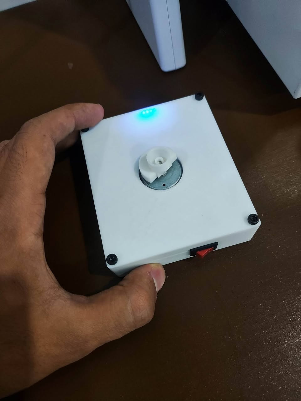 السلام عليكم
احدى ابتكاراتي جهاز mixer يستخدم بمختبرات التحليلات لغرض يسوي مكس او خبط للادرار داخل التيوب افضل من ضرب جدار التيوب باصابع اليد او بالمنضدة
الجهاز قابل للشحن تايب سي(شحنه الوحده تطول فترة طويله) 
بيه نوعين مكسنك خفيف وقوي حسب مكان وضع التيوب اذا جان بالوسط او بالجهه الي صايره نص دائره (مكسنك قوي) 
و كذلك امكانيه تبديل الروتر (الجزء الي يفتر) وناوي ابدله بمادة tpu لان ال pla صلب وممكن بالمكس القوي المطول التيوب ممكن ينفطر (صارت مره)

لا يتضمن مايكرو كنترولر او مايكرو كومبيوتر


**إذا كنت صاحب هذا الإعلان وتريد حذفه لأي سبب، رجاءا أرسل رسالة إلى الدعم الفني**