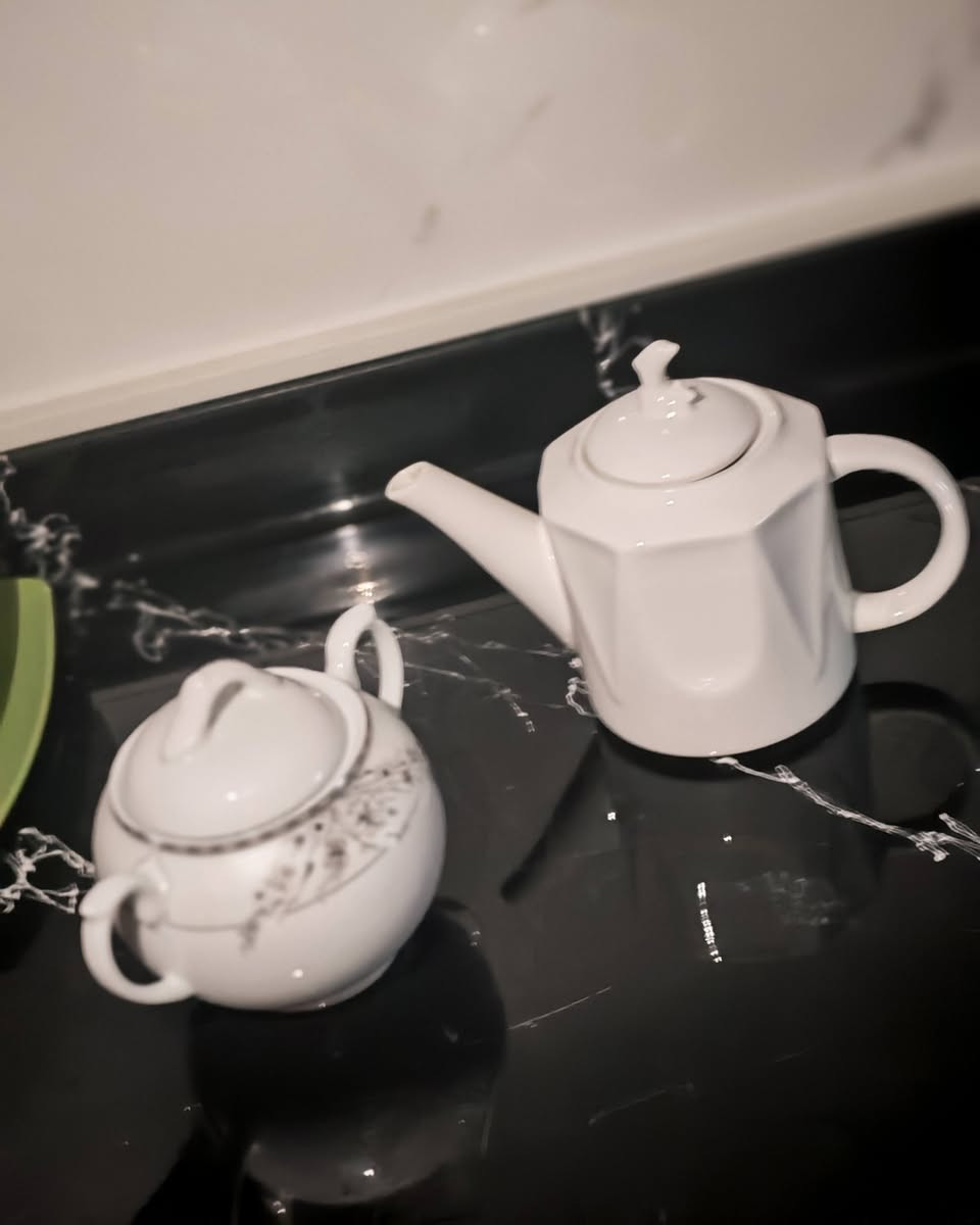 شوفوا النزاكة! أطقم تقديم فاخرة (أسود مطفي، ذهبي، وأبيض مرمر).
✅ متوفرة الآن للحجز  ***********
✅ قطع مميزة وما تتفوت للبيت أو للهدايا.
