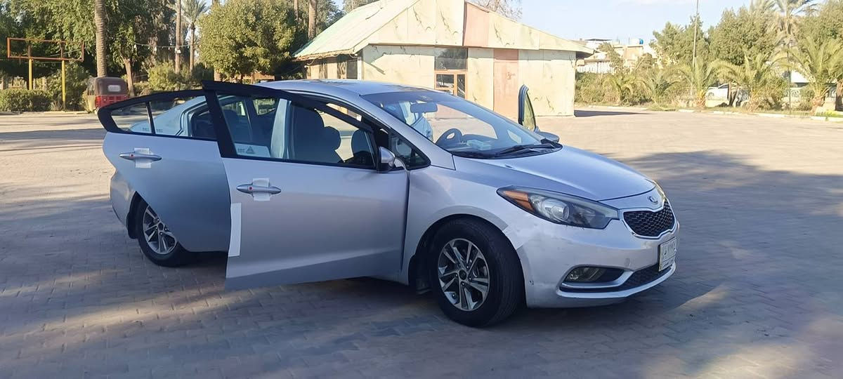 السلام عليكم 
فورتي 2016 سلفر وارد امريكي ليبل واحد 
حادثها بنيد نفسه معمر ، سونار موجود ، السيارة نص فول 
تحكمات ستيرن 
شاشة
نظام ايكو 
مانع انزلاق
كامرة خلفية + حساسات
ويل كب 15
" السيارة نقصها فقط كمبريسر تبريد "
السعر 115 وبيهه مجال
رقمي بي واتساب. ‏‪***********‬‏ بغداد, العراق
