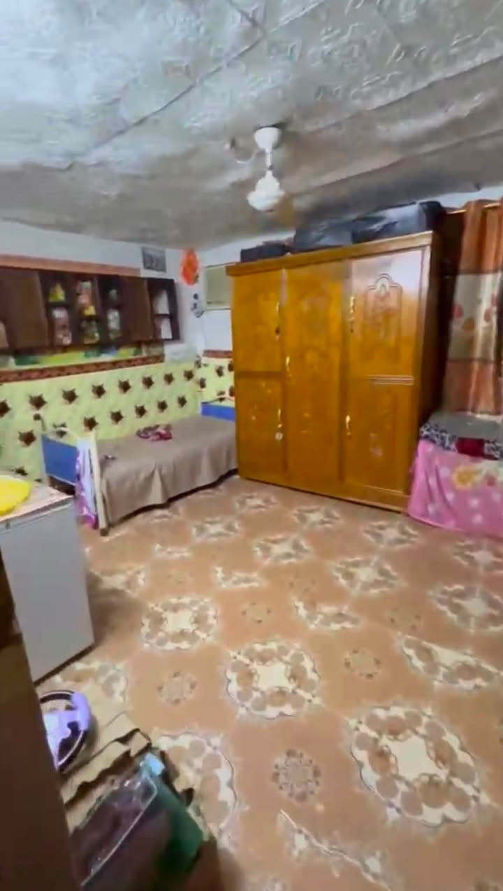 بيت ركن للبيع في حي المثلث طابقين مساحه 108متر الطابق الاول يحتوي على غرفتين وديوانيه وهول ومطبخ وصحيات والثاني يحتوي على غرفتين وهول وصحيات السعر 90 مليون وبي مجال
واتس ***********

