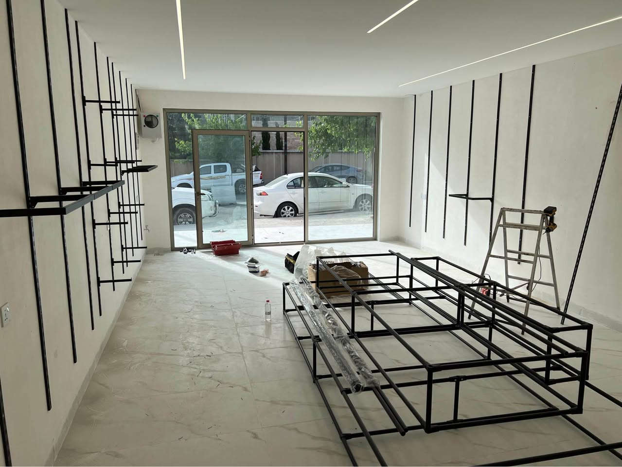 ئەوڕەفەیەم هەیە بۆ فرۆشتن بەکار نەهاتووە شتیکی زۆر مەزبوتو تۆکمەیە سێقات دائەنرێت وەکو لەوێنەکەیا دیارە بۆ دوکانی جلو بەرگو چانتاو پێڵاو ئەبێت قیاسەکانی بەم جۆرەیە ٣٠ * ٢٠٠ سم
٩٠ * ٢٦٠ سم 
١٥٠ * ٣٢٠ سم
نرخەکەی ٤٠٠ هەزارو مامەڵەیە
*********** السليمانية, العراق
