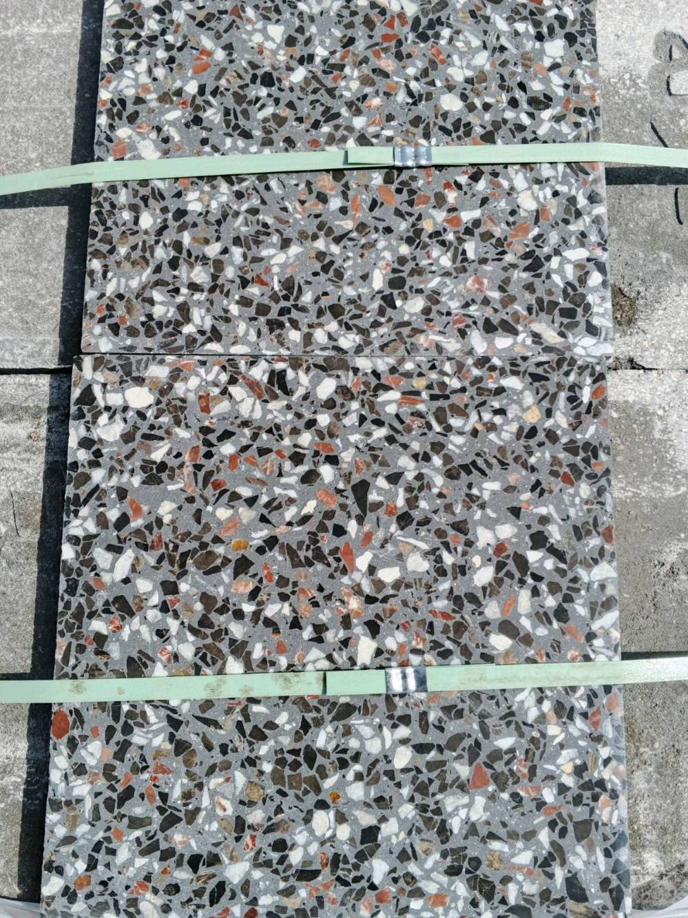 ​🌙 [معمل الماس ] يهنئكم بحلول شهر رمضان المبارك 🌙
​بيتك محتاج ترتيب قبل العيد؟ حديقتك وسقفك يستاهلون الأفضل! 🏠✨
​لأننا نعرف أن "البيت هو الراحة"، جهزنا لكم أجود أنواع الشتايكر والمقرنص وبقية مستلزمات البناء والديكور الخارجي بأسعار المصنع وبأعلى المواصفات.
​💎 قائمة منتجاتنا (جودة وتحدي):
​✅ شتايكر السطح: قياسات (80×80) و (60×40) - عزل وقوة ومتانة.
​✅ الأناقة السداسية: شتايكر ملون سداسي يغير شكل الحديقة.
​✅ المقرنص والرصيف: أشكال وألوان تناسب ذوقك.
​✅ الكاشي والموزاييك: تشكيلة واسعة من المرمر والكاشي الفاخر.
​✅ لمسات الحديقة: مصاطب مريحة، سنادين مودرن، و "لاين" حدائق مميز.
​✅ الأساسيات: بلوك وسواقي بكل القياسات.
​🔥 عرض "خير رمضان" الخاص 🔥
​بمناسبة الشهر الفضيل، نعلن عن عرضنا الخاص لكل الحجوزات خلال شهر رمضان:
​ على طلبيات المقرنص والشتايكر.
🎁 
​📍 العنوان: بغداد - الكماليه
​[معملنا.. حيث تجتمع الجودة مع الأمانة]