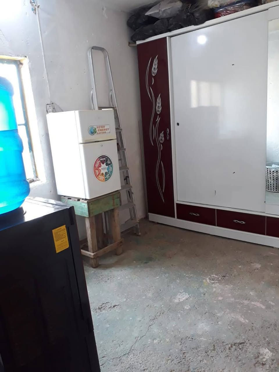 بيت طابو صرف للبيع 
بيت طابو صرف  شقه فوك معزوله باب خارجي  ودرج داخلي  /وبيت جوا  غرفتين + صاله +مطبخ تخاريج داخليه وخارجيه  وحوش  /
الشقه صاله كبيره وغرفه ومطبخ وتخاريج  كامله
عنوان شارع المعمل البراكيه بل طابو صرف شارع مقرنص  مجاري كهرباء ماء جديده  
صالح للسكن  معه ترتيب  حسب سعر البيت 47 مليون معه المجال 
رقم واتسب وتصال ***********
