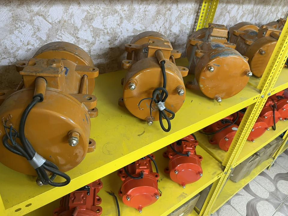 السلام عليكم 
يعلن محلات المستقبل عن توفير جميع هزازات سنكل و الثري فيز / هزاز بم 
ضمان نحاس ميه بالميه وجوده التصنيع منشأ تركي / صيني 
عنوان باب الشيخ مقابل المركز 
للاستفسار ***********-*********** 
او على واتساب ***********-***********
