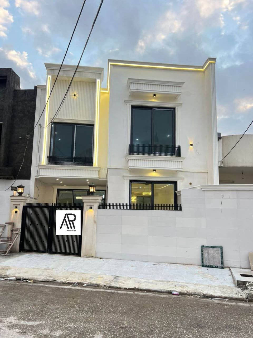 منزل للبيع في أربيل منطقة خمسه حصاروك قرب ماجدي مول 150م فول مواصفات 
يتكون:-
4غرف
أستقبال
صالة
مطبخ
مجموعة صحيات 
للاستفسار:-
*********** WhatsApp أربيل, العراق
