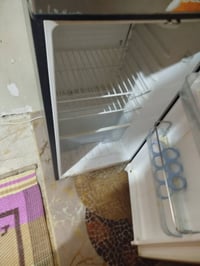 ثلاجة • نظيفة • داخله خربان