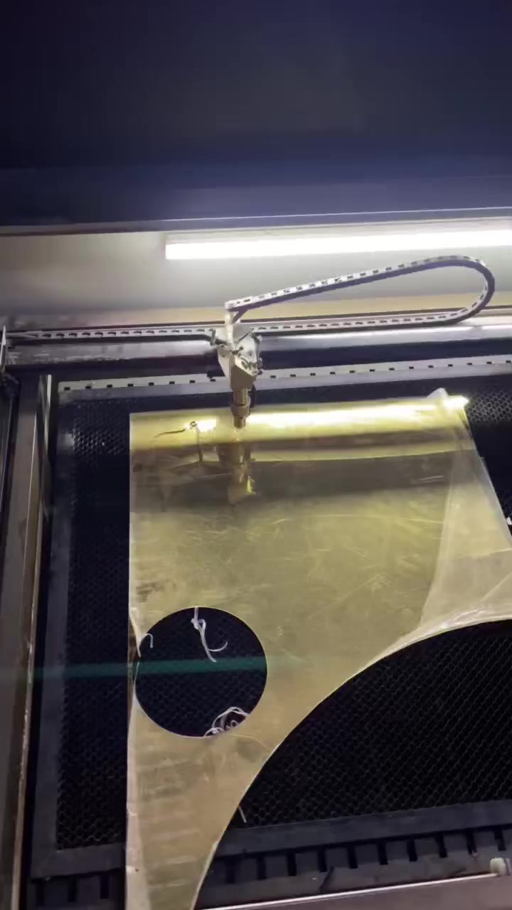 للبيع ليزر co2
قياس  90*60سم
ستيج متحرك صعود ونزول حتى ٣٠ سم
تيوب ريچي 90واط
چلر تبريد
شافط دخان وابخرة
المكينة نضيفة استخدام بسيط
سبب البيع عدم التفرغ
العنوان البصرة 
اتصال واتساب ***********
