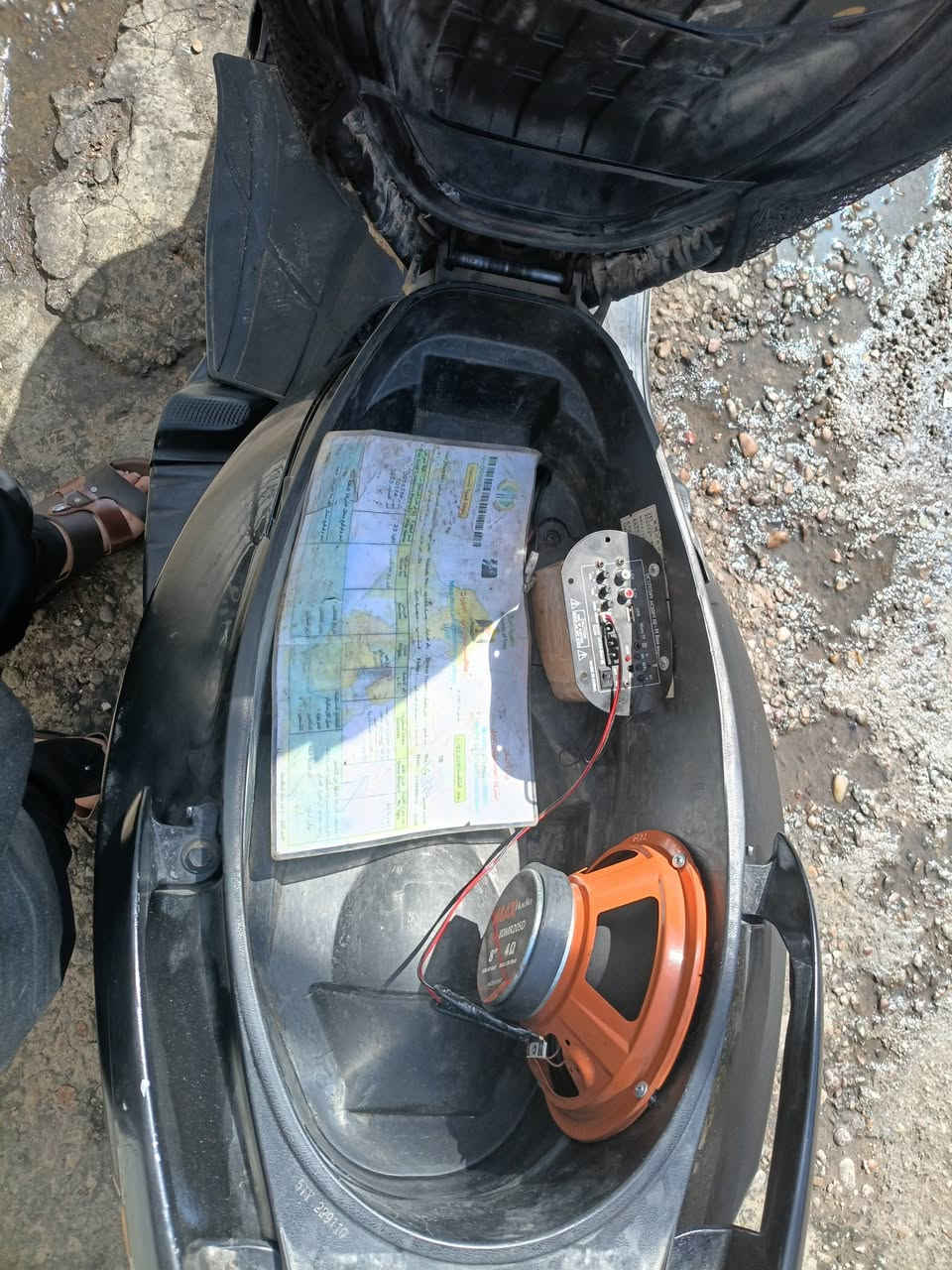 سلام  عليكم سكنس نثيه ١٤٠ سلف وهندر شلعه معدل كهربائيات كلها شغاله  اشاير. طوافه بانزين شغالة كلها جديدة
مكينه بلاديه ناعمه لا نضوح ولا تبخير ولا تنقيص ادامه كلجات جدد دراجه مال رمبه  ابريك امامي خلفي استان تعليك وصفح وستم صوت ما ناقصهة اي شيء كاملة  
السعر (700 بيها مجال ) 
العنوان بغداد // القاهرء
رقم***********
