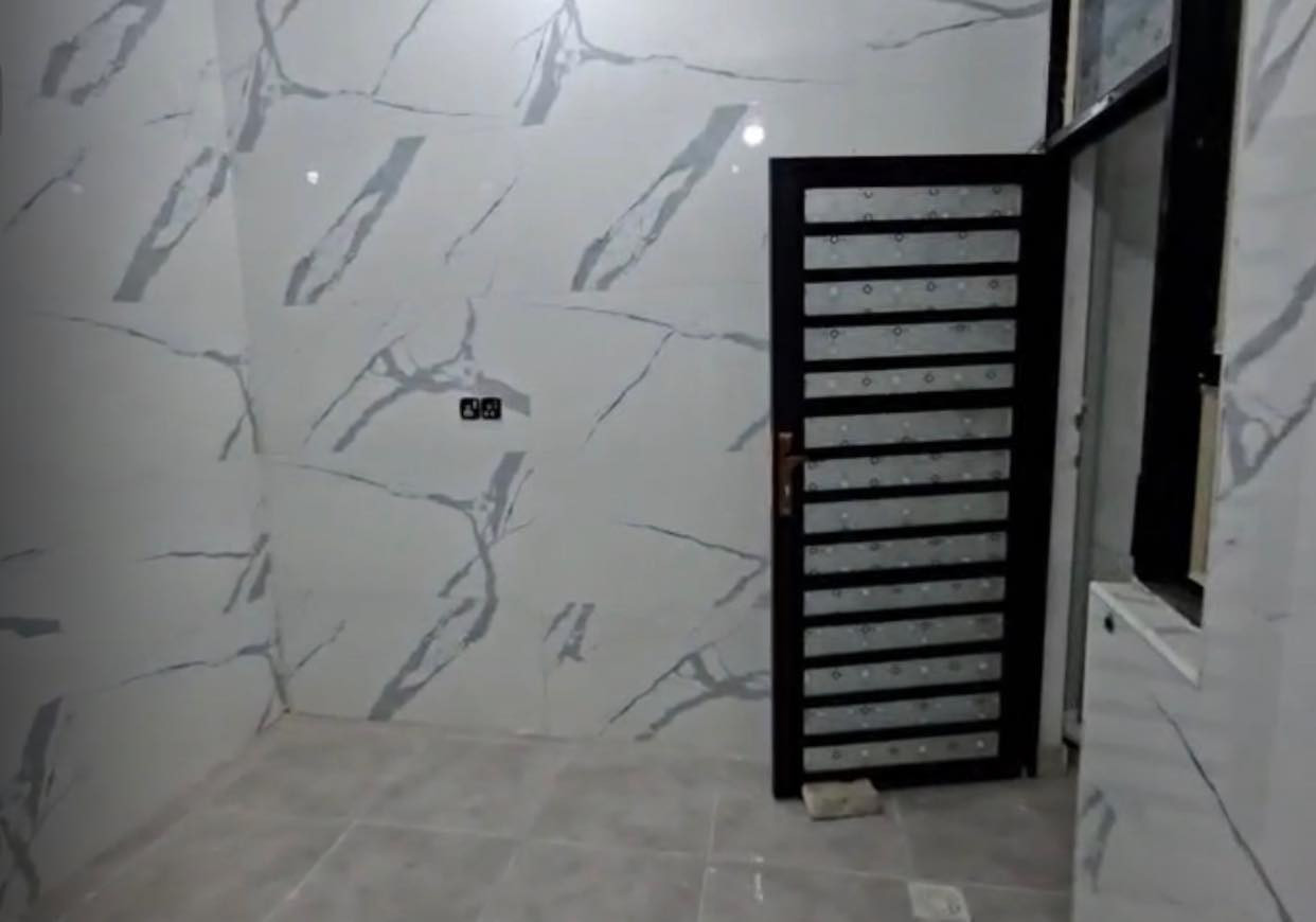 بيت للبيع 🏡 الاسكان الصناعي نزله الجامع ( الاولى ) 
المساحه : 100 متر بناء درجه اولى ❤️
للاستفسار : *********** ☎️
