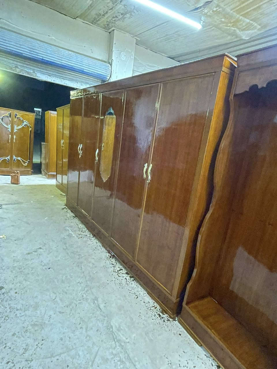 غرفه أم الخمسه سعره ٤٩٠ وبيه مجال مكان النجف ***********
