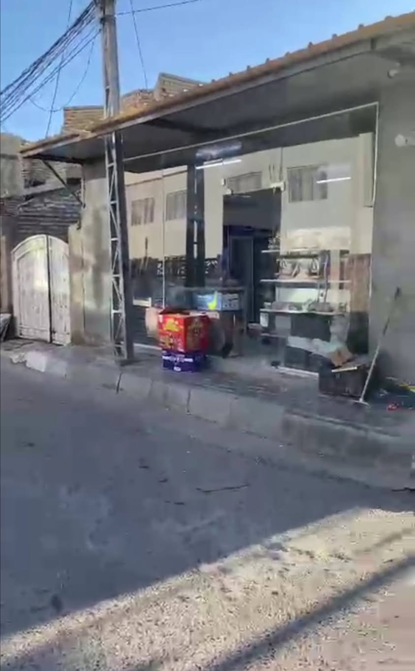 السلام عليكم
دار للبيع الموقع تجاري ركن على شارعين فيه اسواق ومشتمل مؤجر حاليا وباقي المساحه العائله ساكنه بيها مقابيل المدارس ابتدائي ومتوسط يبعد عن شارع المطار  50متر تقريبا وعن المدرسه 6 امتار فقط الشارع  الرجيبه الحي العسكري خدمات متكامله مساحة 250 واجهيه 10ونزاله 25 بناء قديم سنه 2003 السعر مناسب قياسا بالموقع والمنطقه والخدمات باقي التفاصيل الاتصال بالرقم ***********
