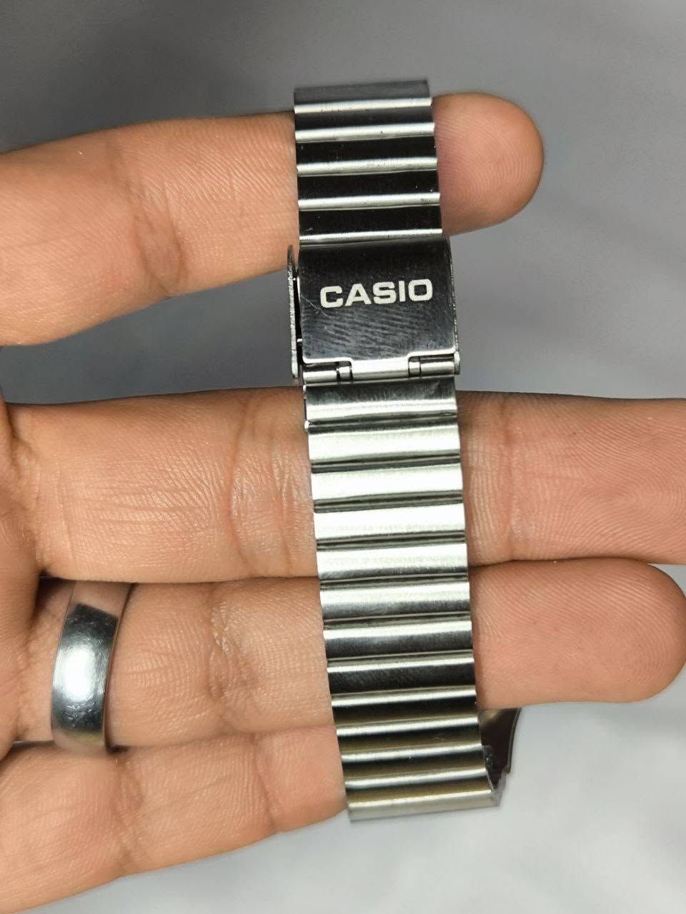 كاسيو CASIO 

تحفه فنيه 
ميناء لامع 
سير مصنوع من الاستانلس ستيل مختم 
زجاج زفير مقاوم للخدش 
قطعة فول فول
مختمه من كل مكان

ملاحظة :- يوجد قطعة واحده فقط 
السعر :- 13 الف اول تم


**إذا كنت صاحب هذا الإعلان وتريد حذفه لأي سبب، رجاءا أرسل رسالة إلى الدعم الفني**