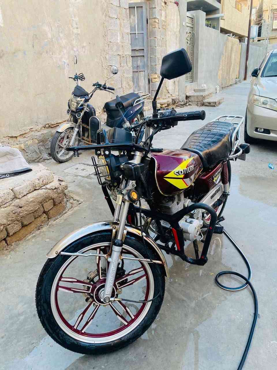 السلام عليكم دراجه سيفان ايراني للبيع موديل 2021 مرقم بأسمي الأنبار دراجه كلش نضيفه ومناقصها اي شي السعر مليون و 300 الف رقم الهاتف بي واتس اب ***********
