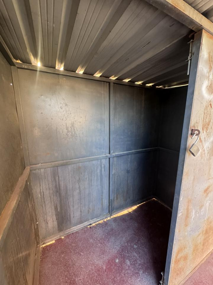 كشك للبيع  عرض ٢م ارتفاع ٢م عمق١م  نضيف يحتاجلة صبغ فقط                      ***********
