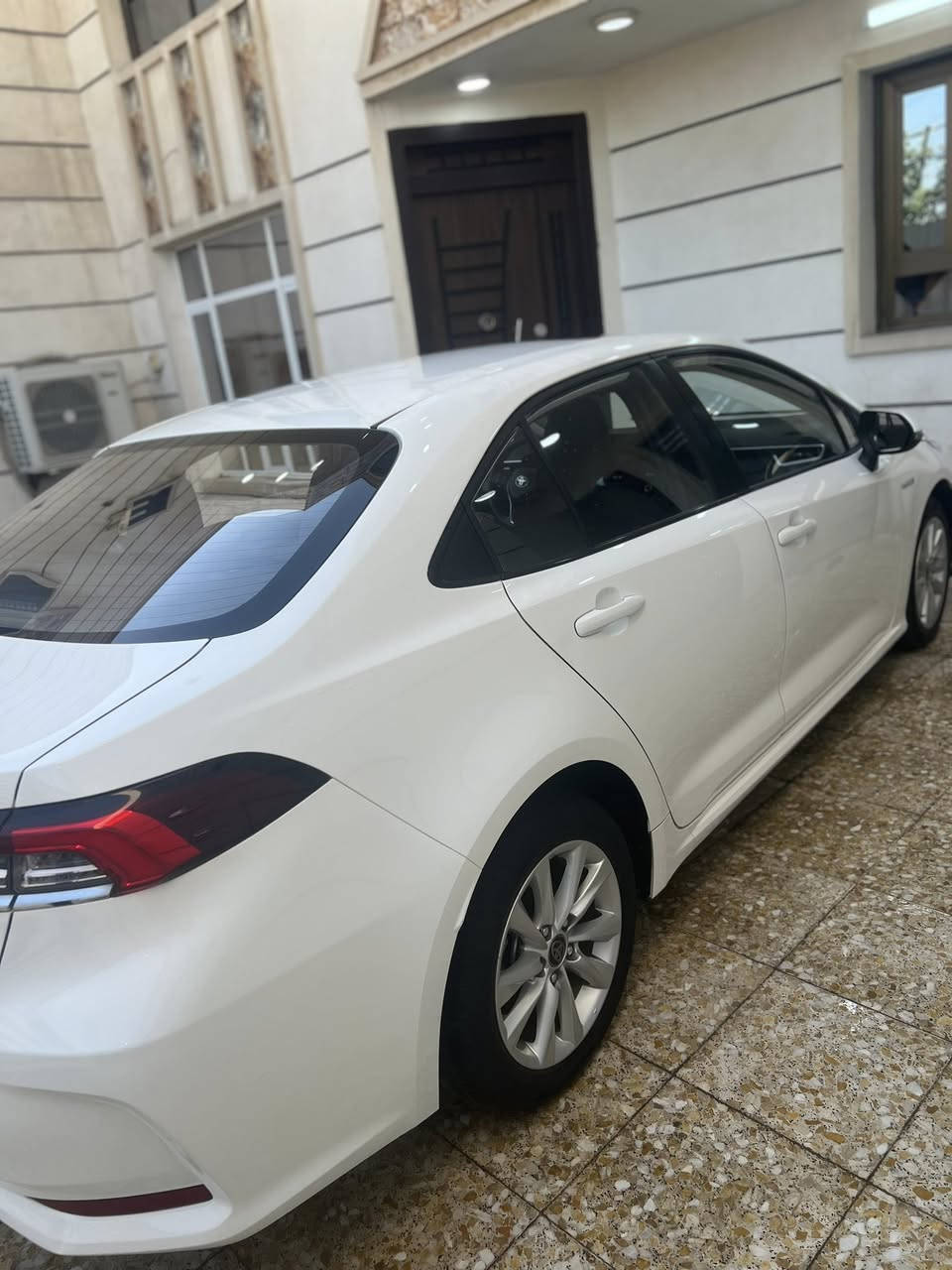 سلام عليكم 
كورلا هايبرد 2023 علامه زركه للبيع 
سياره كفاله عامه 
بيها رصعه بجنطه صغيره
سياره فول مواصفات 
بصمه 
فتحه 
تبريد قطعتين تبريد شاشه 
بدون نقص سياره جاهزه ع وضع شركه 
رقم جديد هزه جديده تحويل مباشر
ماشيه ٧٧
غراضها كامله بجيس شركه بعدها 
السعر 142 وبيها مجال
مكاني بغداد حي الجهاد 
***********
