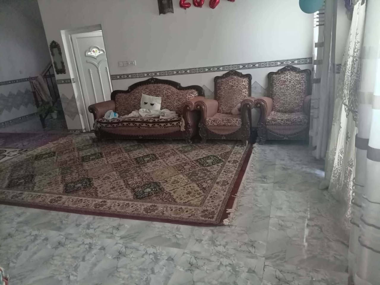 السلام عليكم بيت للبيع في حي الحرية الثالثة هور الجبور الدغاره بشارع الطاقه الكرهباء الجديده ٣٠٠ متر بنيان ٢٠٢٤ حديث كامل مكمل بي ٤غرف نوم وصاله كبيره وراني مطبغ حار بارد جاهز من كلشي للاستفسار الاتصال على الرقم *********** على وتساب
