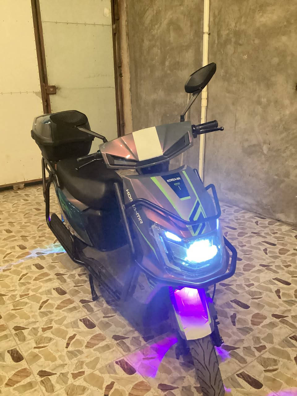 سلام عليكم ماطور شحن للبيع نوع شبح من شركة ((KOREA-MR)) موديل ((2025)) بعدة جديد مستعمل شي قليل جدا  لون مميز جدا الماطور كامل مكمل شغل وطلع بطاريات 🔋 كلهن شرط الفحص كلهن على الفحص الماطور شخط مآبي كهربائيات كلها شغالة هورن نشرات مرايات دبل اشاير إشارة يمنة يسرة لايت زنون عالي ناصي بلوتوث بي نظام البك R يعني يرجع ليورة بي نظام الP للحماية جنطة جبيرة مع جنطة إضافية 6 بطاريات 🔋 على الفحص وين مايعجبك لدات ويا خوذة ⛑️ الماطور كامل من كلشي شغل واطلع السعر 600 وبي مجال للطيبين وللشراي المكان الأنبار الرمادي / الرقم *********** تحياتي للجميع
