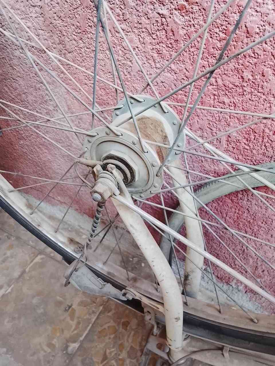 بايسكل للبيع كلش نظيف و استخدامة قرابة الشهرين صارلة هواي متروك بس بريكات و كير و كلشي شغال بي بس نقص تاير و چوب ما يكلفن 10  ما متاكد إذا الحجم 28 او 26 الف سبب البيع لعدم التفرغ البايسكل آني ماخذة ب150 أبيع ب75 و بي مجال مكاني بغداد الزعفرانية تكدر تدخل خاص او رقمي واتساب ***********
