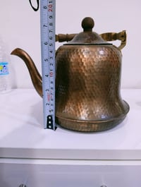 قوري نحاس • مبطن بالقصدير • مقبض خشب