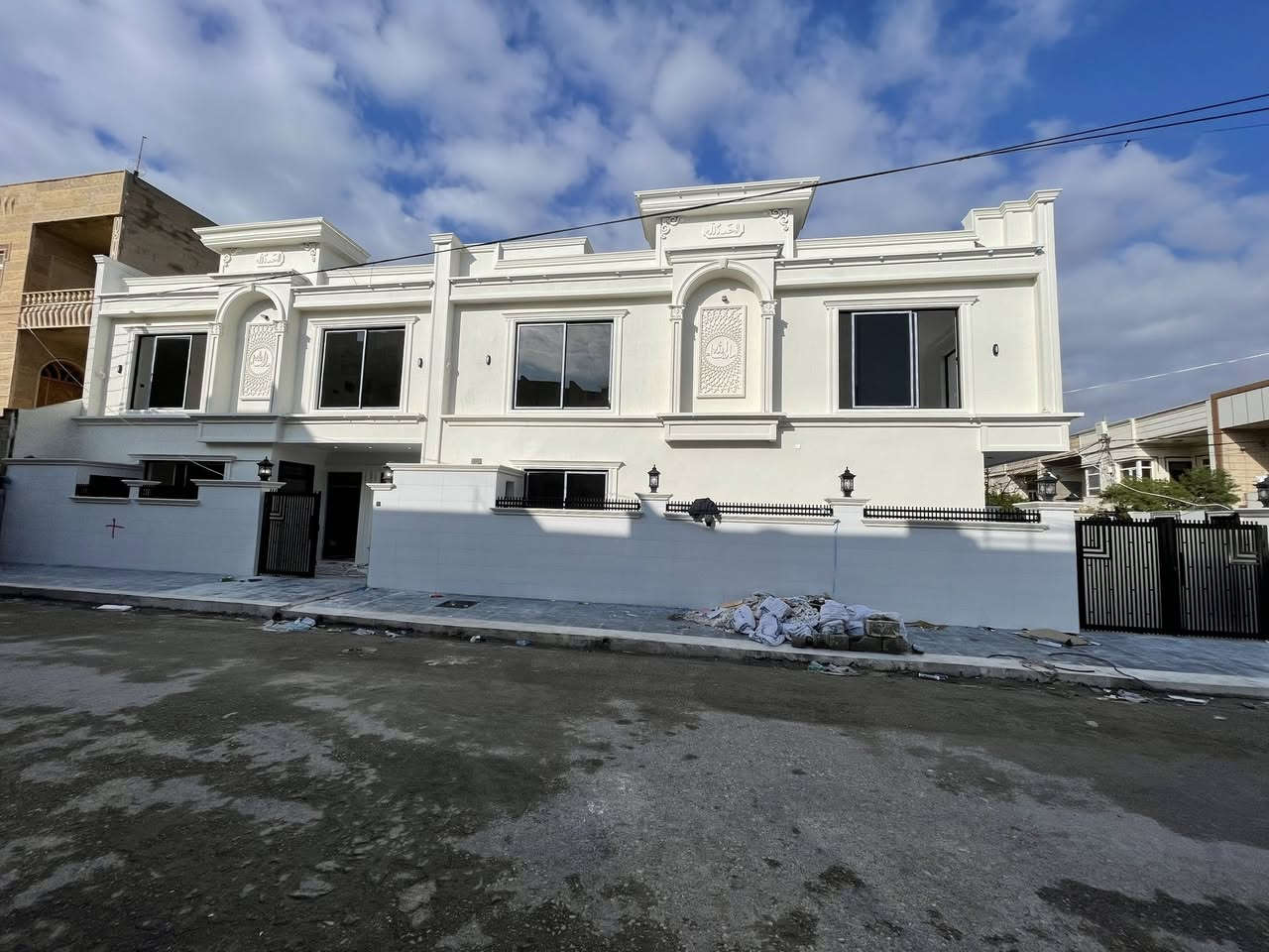 #بيتين زيرو للبيع في  حي ٥ حسارؤك قرب شارع ١٢٠متر

#المساحة  150متر ركن وصف ركن 100متر مربع

#يتكون  استقبال و4نوم 

#طابو  يسجل مباشر 

 

#للاستفسار https://t.me/aqarathavalan
***********
***********
