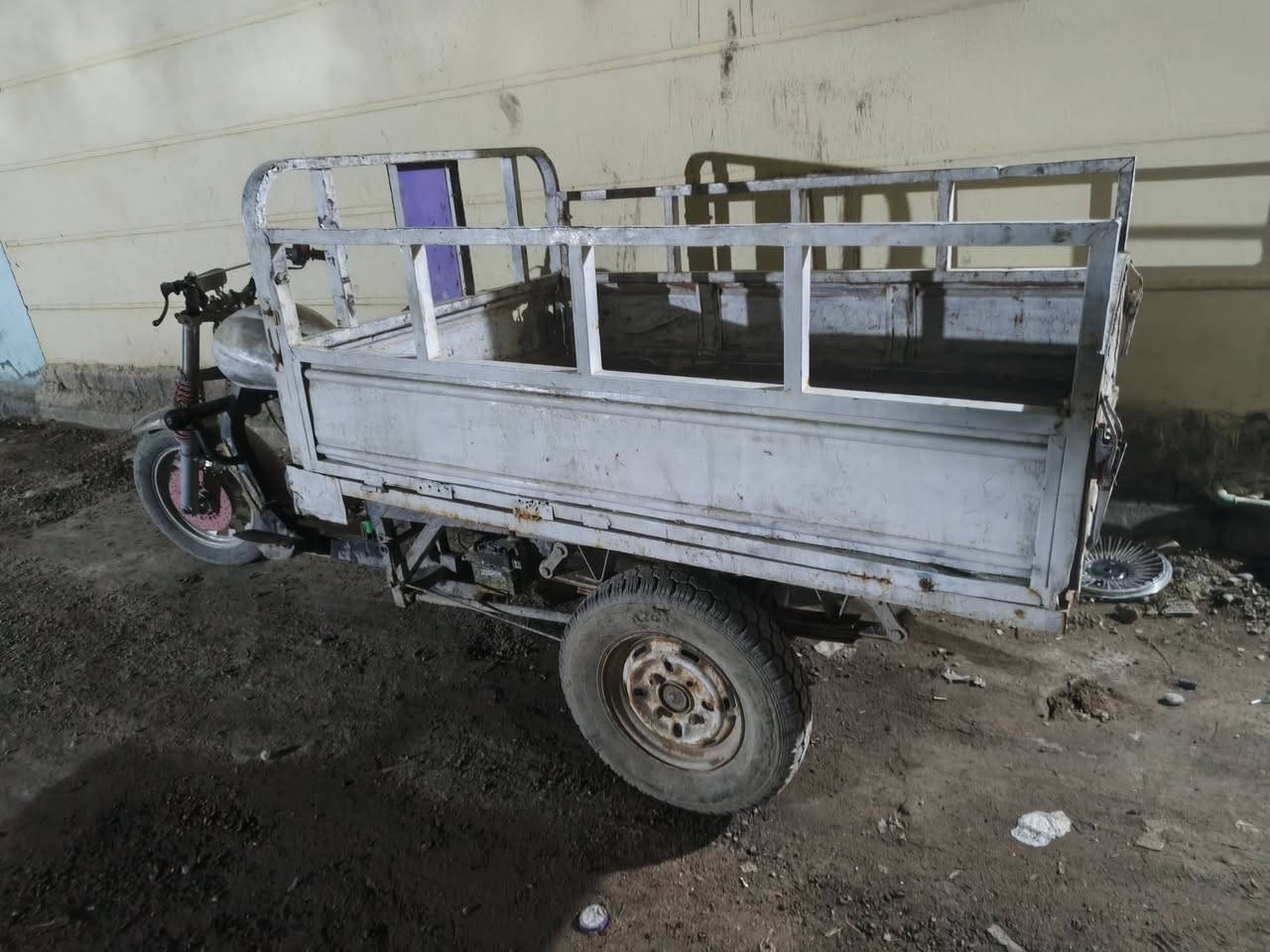 سلام عليكم شباب ستوته للبيع امتي ار ادوات مكينه و شاصي نضيفات بكان بصره خور الزبير سعر 450 رقم ***********
