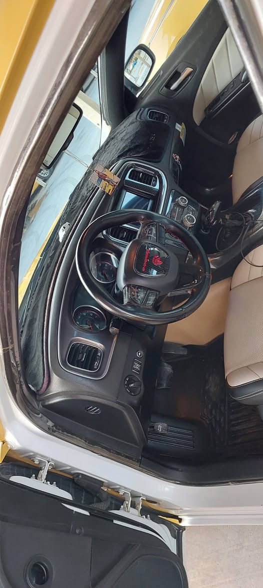 السلام عليكم اخوان جارجر2019للبيع بدون حادث رقم بغداد اجره خطهه بغداد ديالى كير محرك اكسل حداديه كفاله دوشمه جديده صبغه جديده تخم تاير لايت زنون زرع عدسات جاهزه للعمل السياره السعر225بيهه مجال بسيط للاستفسار ***********
