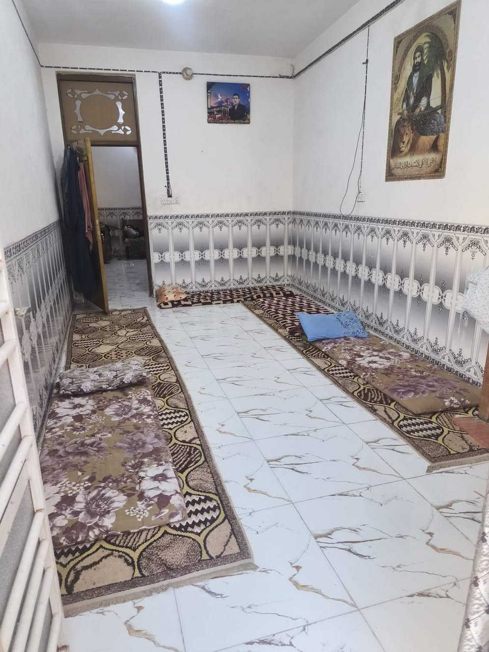 السلام عليكم 
للبيع مشتمل 100 متر بناء حديث 2024 طابقين ثلاث غرف نوم وصالة وهول مجمع صحيات داخلي ومجمع صحيات خارجية في حي الجامعة خلف شركة الرمال بمئة متر يعني ثالث شارع من خلف شركة الرمال السعر 270  قابل للتفاوض علما البيت مطلوب مبادره 70 تريد تكطعهن من السعر يضل وراك التسديد أو تنطيني كامل حتى اسدده 
الإتصال ***********
