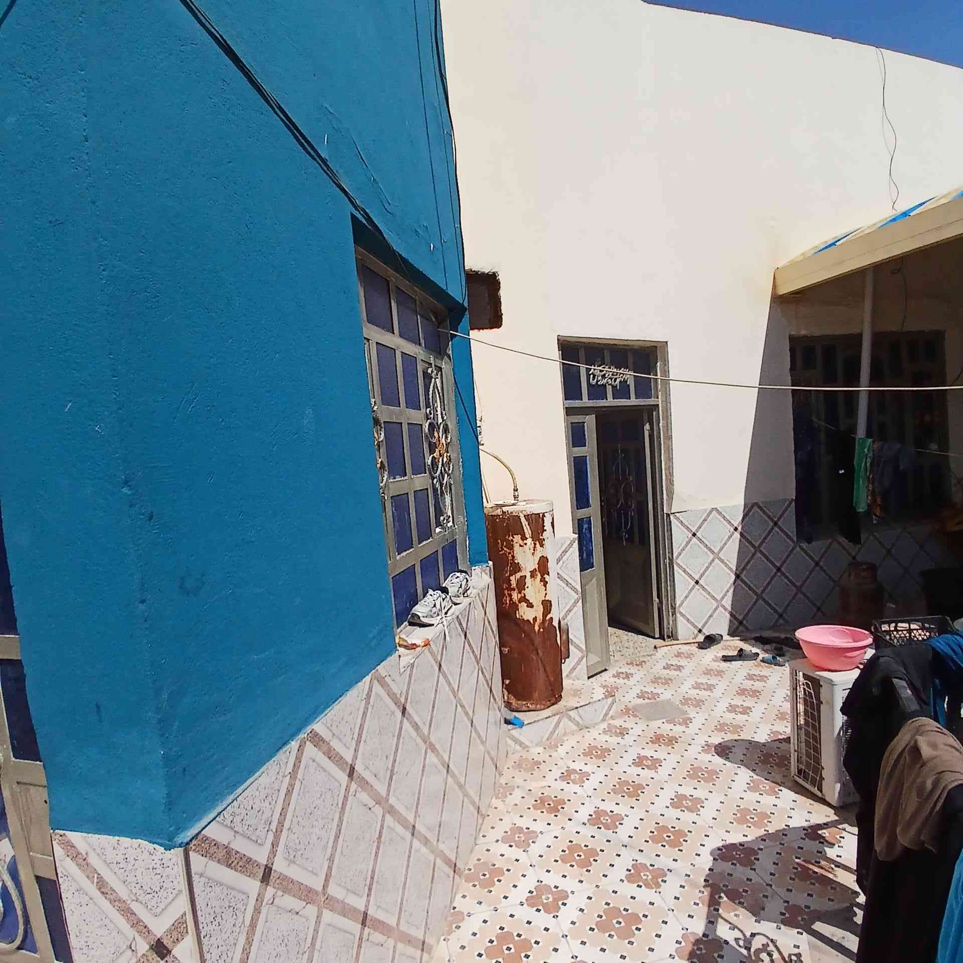 🏠 بيت : ملك صرف
🏠 مساحة : 260 متر

🏠 الموقع : قضاء الشافعية/ السايدين حسينية الامام علي ع 
جهة صيدلية جنات النعيم في فرع 

🏠 بناء طابوق عكاده 

🏠  استقبال كبير  ٨ متر + ٣ غرفة نوم + مطبخ حا ومطبخ بارد+ صالة ١٠ متر صافي + صحيات داخليه وخارجية + مدخل إلى الاستقبال + كراج ٧ متر + حديقة  + منور كبير ٧ × ٣  فية مخزن كامل

🏠 السعر 90 مليون وبي مجال للتواصل والاستفسار 

*********** او ***********
