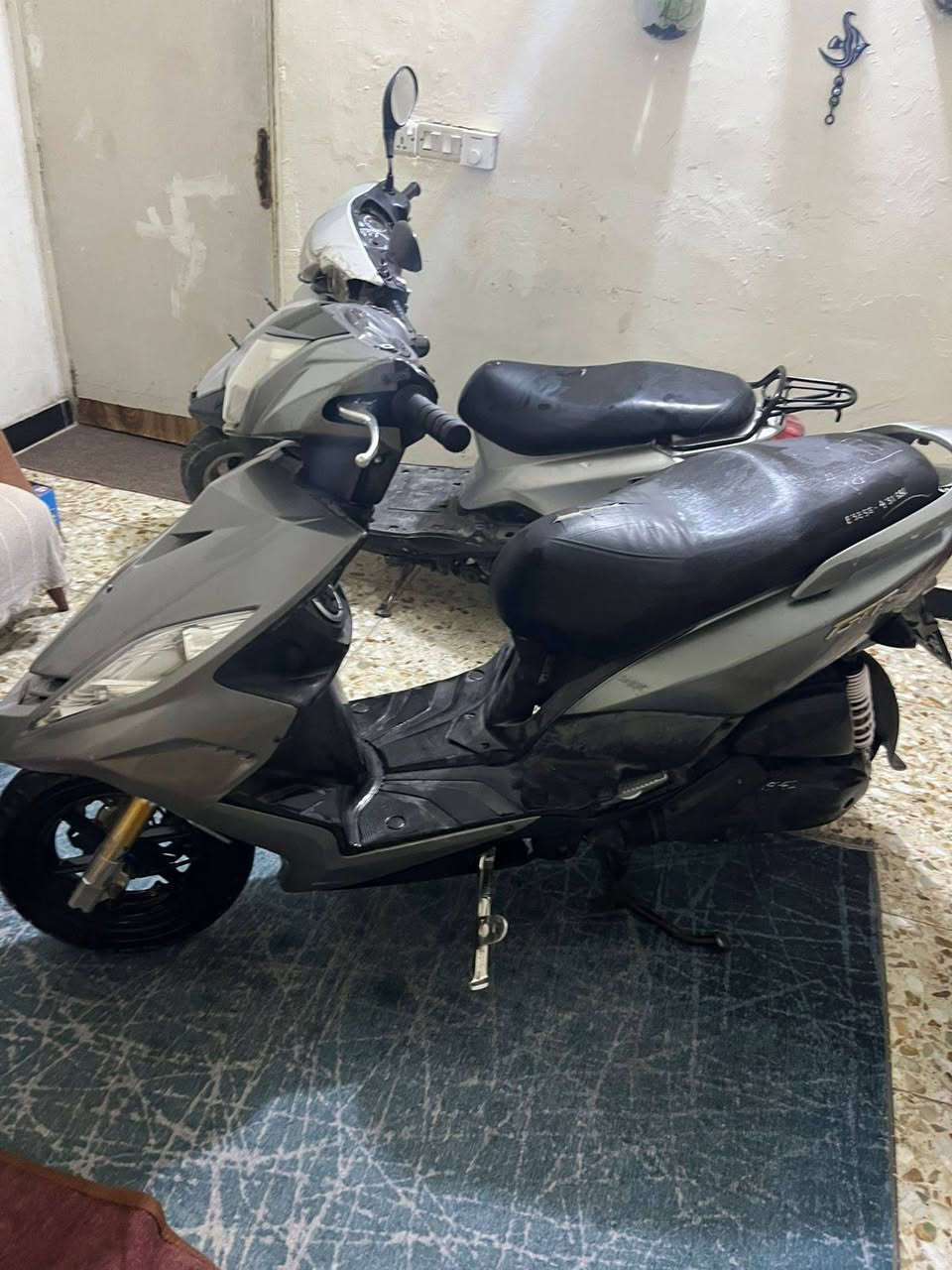 السلام عليكم مرخصت الادمن دراجة جيتي ار لون اسمنتي مميز دراجة خير من الله وما مقصرة بانزين كلة محسن دهن كل 15 يوم دراجة اتعب واكول راقية ومتعب  بيهة سلف رياضي و صدر رياضي دراجة تخبل عارضهة ب 800 وبيهة مجال للشراي مكاني الغزالية شارع الضغط ورقمي ***********
