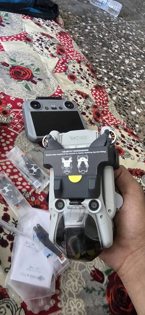 عندي قطعه ميني 4 برو كومبو كلش نضيفه لتواصل***********
