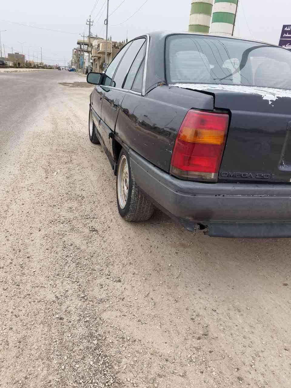 اوبل اوميكا للبيع 
محرك ٢٠٠٠ جديد 
كير عادي اكسل  صدر تخم تاير جديد 
***********
