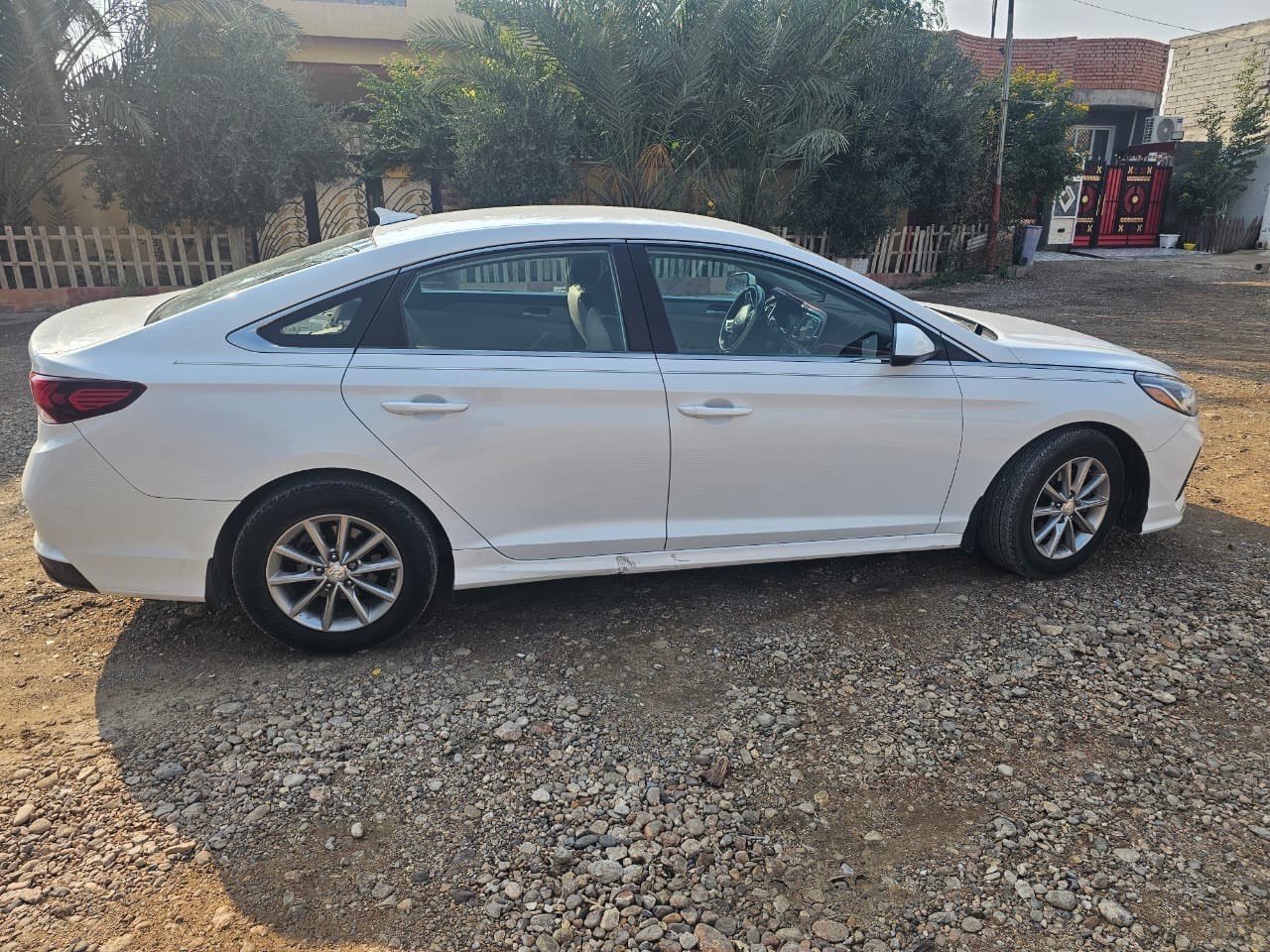 سيارة هيونداي سوناتا، لون أبيض، بحالة جيدة. السيارة مجهزة بمقصورة داخلية مريحة ومصممة بأناقة، مع نظام ترفيهي متكامل. اقتصادية في استهلاك الوقود وتتمتع بأداء موثوق. مناسبة للاستخدام اليومي والعائلي.