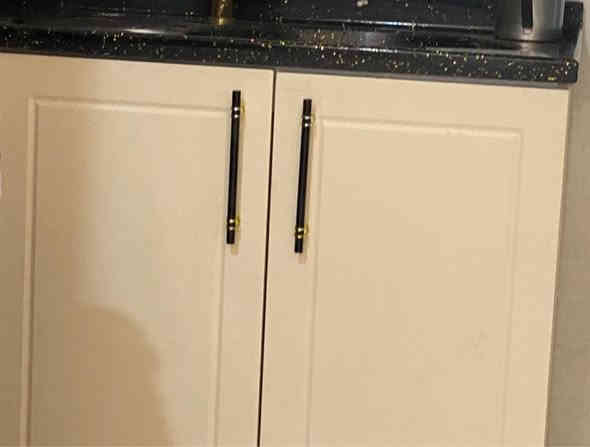 كاونتر كبير. عرض 3 متر مع سنك مرمر عرض 2متر مع ملحق تعليك عرض 3 متر مع فاترينه مكان ثلاجه وملحق عرض متر. رايده ب1200 وبي مجال للتواصل *********** واتساب فقط
