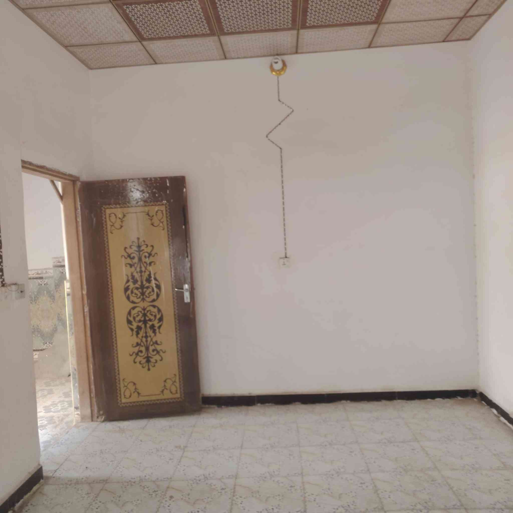 سلام عليكم بيت 120 متر ايجار غرفتين وصاله ومطبخ وستقبال وصحيات جوه وبره البيت حلو مرتب سراميك جديد شارع اسواق فدك حي صدر الثالث   مكتب الصدرين  ***********
