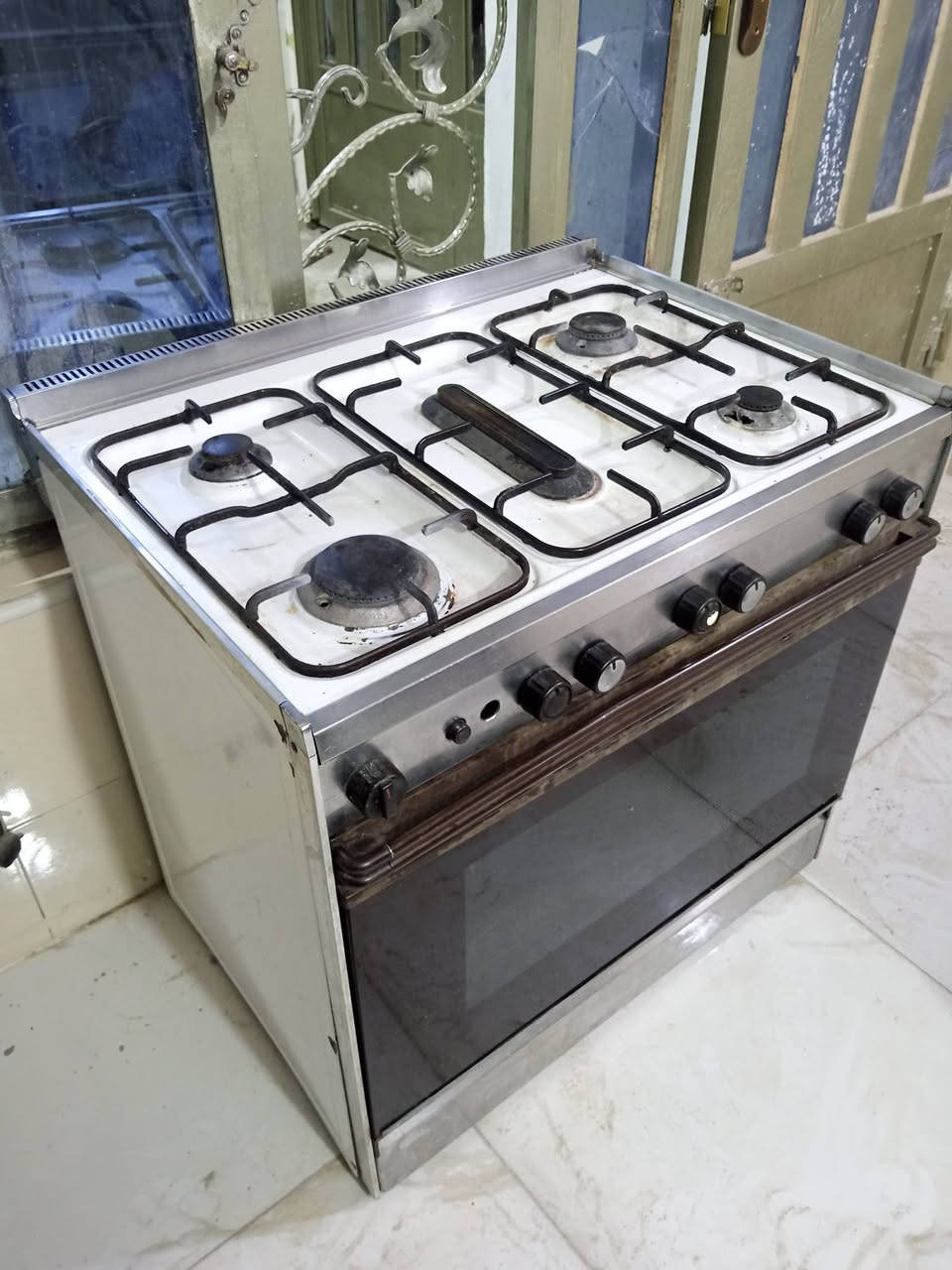 السلام عليكم ...
طباخ عشتار 5 مشاعل وفرن الاصلي كله شغال ع الفحص نضيف جدا للاستفسار اكثر يرجا مراسلة الصفحه او الاتصال ع الرقم *********** وات ساب
