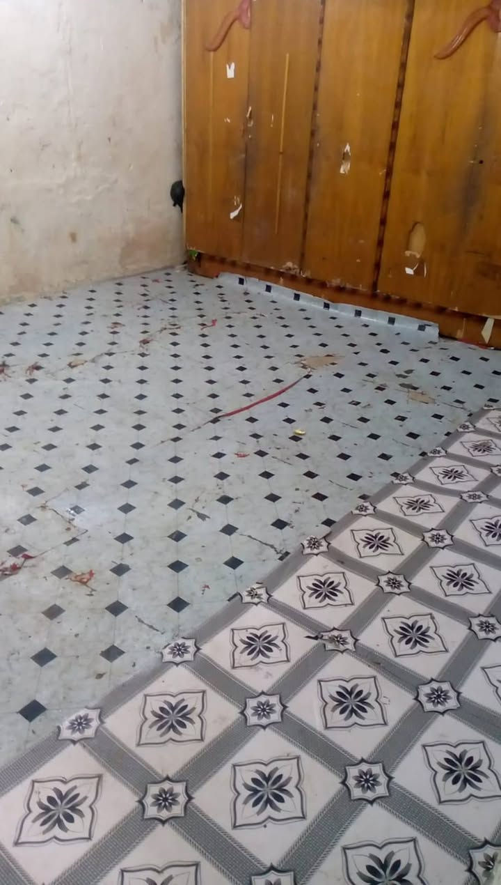 سلام عليكم بيت حواسم للبيع با6000 بحي المجتبئ بصف الاعدادية رقم ***********
