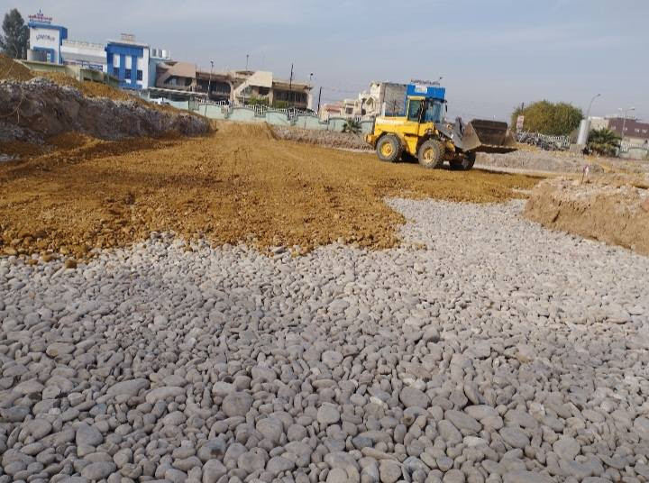 بسم الله الرحمن الرحيم                                  السلام عليكم شركه الميدان للمقاولات العامه  بحي الفلاح الاولى  إليات بالموصل جانب الايمن والايسر وسعار مناسبه إليات حديثه وشفرات وقلابات وحفارات وحوادل جميع المواقع من سد الموصل وداخل الموصل وتعديل على اللفل والحفر هم على اللفل والجلمود كنهش وخازر وتيكله حليله واشمسيات افضل التيكله الجبليه     *********** / ***********/ الاسعار إليات التايم الشفر ٧ ساعات ١٧٥ والساعه ٤٠ الف جانب الايمن والايسر  الحادله ١٠٠ الف التايم     الاتيكله الجبليه من ٤٥ الى ٥٥ حسب بعد الموقع وحسب التيكله الجبليه حليله ام شمسيات وحسب القرب  والجلمود كنهش متوفر رمل لبخ متوفر ورمل صبها متوفر وحصوا متوفر مواد كامله  هدم الدور والعمارات بالموصل بنسب الاسعارهم هم موجود قص بيوت عادي متوفر
