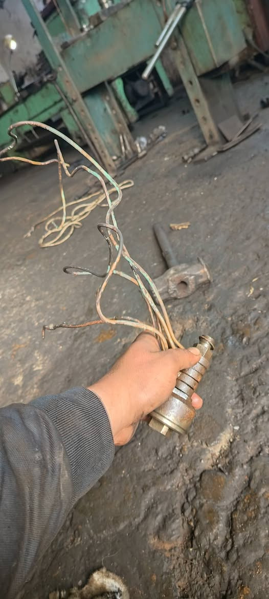 سلام عليكم
يوجد سيت دشالي  +كلج كامل   
راس تورنة مفلش كل اغراضة موجودة ونضيفة 
  بلغاري   موديل 1986بنك مربع 
للأستفسار رقم ***********
