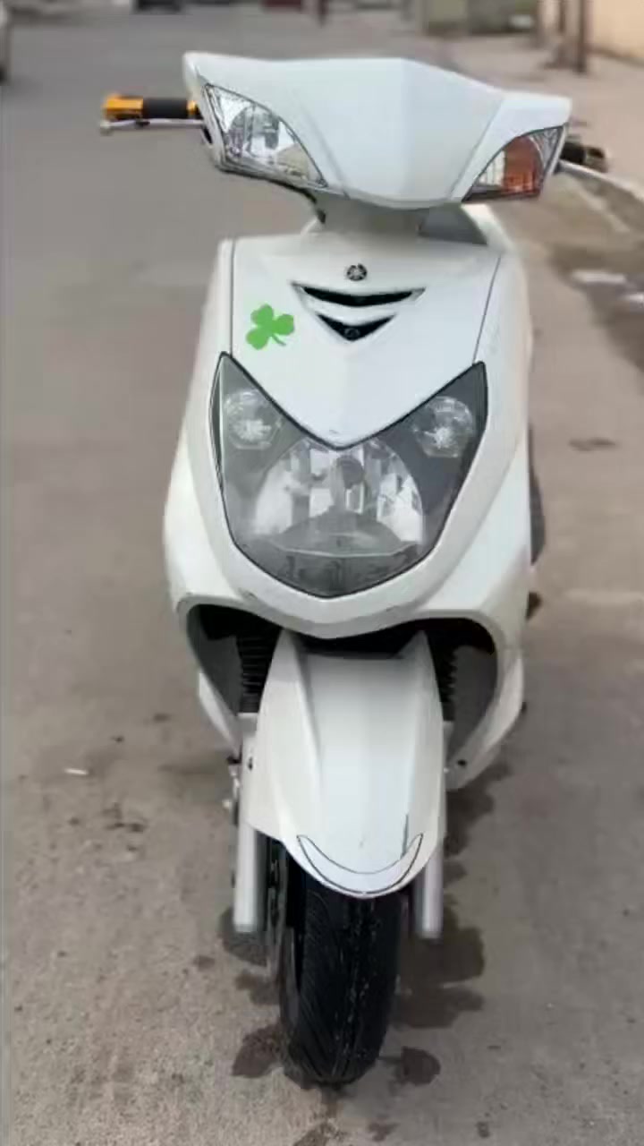 السلام عليكم
سكنس فحل نوزل خطين للبيع 
الدراجه صارله اسبوع من نازله من الرمبه وبيه تزويدات مال رمبه جايه بيه مثل الصالنصه رياضي بلاديه ام الكاتم ويدات مونستر 
الدراجه كهربائياته كله شغال اضويه اشاير 
بس الطوافه مال بانزين 
الفيشه فالته وماعدي وكت اسويه
الدراجه ختم واحد ومكفوله كفاله عامه من محرك ونضوح وتبخير 
و النوزل بلاديه مال رمبه
والدراجه مليانه املاح 
مكان بغداد البياع 
للتواصل ***********
