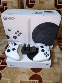 Xbox Series S • ٢ كنترولر • بحالة ممتازة