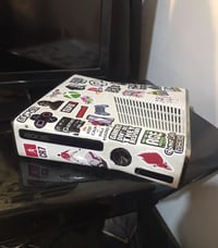 اكس بوكس 360 سلم  مهكر مع كامل الملحقات  هارد 250 بي ٢٠ لعبة قوية  الس...