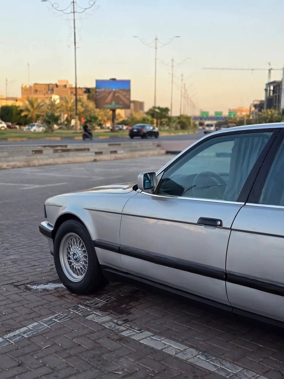#السلام_عليكم_للبيع
 الفئة السابعة BMW 730i
موديل 1992 – وارد ألماني
8V أصل 
مكينة گير حدادية جاهزات وشرط 1/1
 الموقع: ديوانيه
رقم أربيل دولي
التحويل باسم المشتري مباشرة أو
وكالة سنوية جديدة لحد 2030,
 مواصفات  (رئاسية):
سلايت روف 3 طگاات
 بجم عريض أصل
 دبل إيرباك
 دبل جكمجة
 بطانة دبل نفّاضة 
 كشنات جلد أصل 
 كهرباء 16 حركة
 خزن ميموري
 تدفئة كشنات أمامية
 غرفة بلادية.حت تنتة وتكم بلاد مامدوشمات
 جعمقة ستيرن + باور كهرباء
 مروحة تبريد كهرباء
 تبريد جاهز
 دكة جرس دشبول بلاد وية السويچ وبل120
 بردة خلفية 
 سستم بردات رئاسي متكامل
 عوازل للحوض والصندوق بالكامل 
 عزل صوت 
سيارة شخصية مو مستهلكة
جاهزة 100%
مجهزة على آخر حباية
كلشي بيها نظيف وجديد وبلاد
تركبها تنسى الصناعي 
 ترهم استخدام يومي أو هواية BMW
تشوفها، تسمع صوتها، وتقتنع ياله تاخذ78
 وبيها مجال بسيط حك الجية/ديوانيه /دغاره ***********
***********/ اتصال او واتساب
