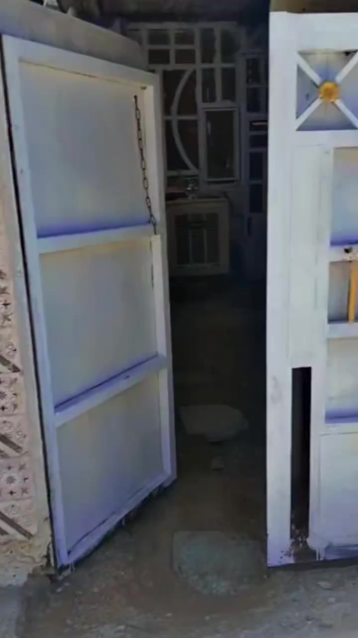 بيت اللبيع مساحته 120 يحتوي على كراج وبابيت باب خروج ودخول وستقبال وصاله غرف نوم 1 وصطح وحمام وتوليت والستقبال تختوي على مدخلين وترك ومطبخ لبيتونه  خمس امتار ونص لعرض مال بيتونه 4 ونص وطول 5 ونص لبيت مسلح محتوه على تغليف وسرميك كله سرميك داير مادير الارضيه كاشي سعر35 البيت عالي 3 مترات 23 ارتفاع البيت نضيف ومابيت تشقق وخدمات فول وماء مجاري ونت وكهربائبه بغداد سبع قصور شارع ابو علي يم حسينيت ال هاشم شارع عريض عن شاع حولي 7 ابيوت رقم الهاتف *********** غير متواجد على الفيس
