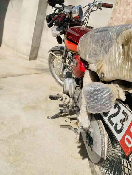 بعد السلام 
يوجد موطور اربعه كير موديل 2021

نضيف حيلل شلعه قويه 

كهربائيات كلها شغاله 

معمر جديد لا صرف ولا بخار 

السعر المطلوب 425وبي مجال قليل لشراي 

الاستفسار ***********
