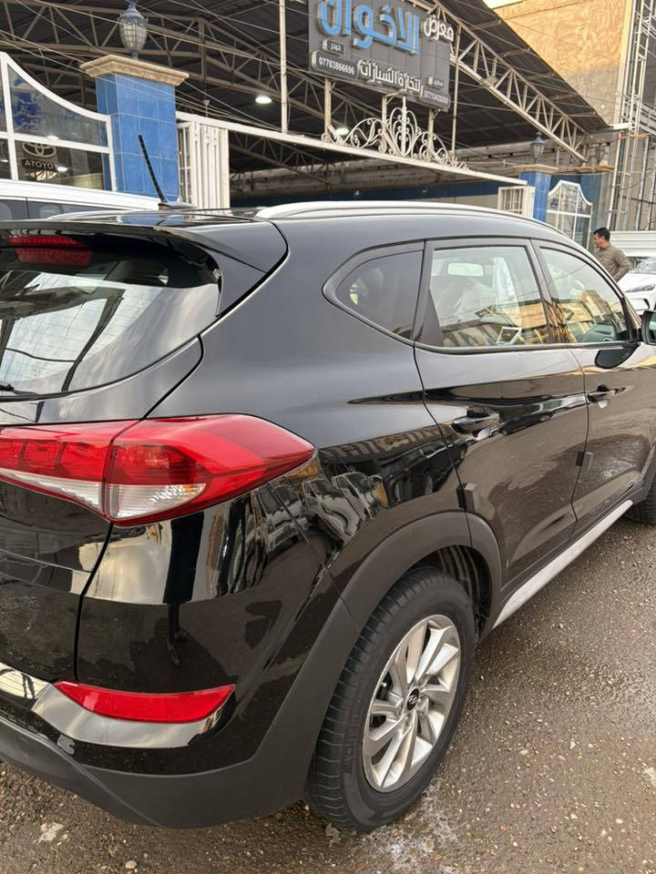 سلام عليكم
توسان 2017
ماشية 140 الف

وارد أمريكي 
سونار بل صور موجود
السعر 142 ورقة 
مكان السيارة بغداد

للاتصال ***********
