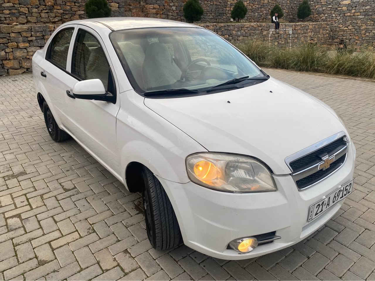 سەرەتا بە ناوی خوای گەورە و میهرەبان

فرۆشتنی خێرا

شۆفرلیت ئەڤیۆ

مۆدیل ٢٠٠٩

سپی بەفری

مواسفات خلیجی ناو زەرد و گیر تۆماتیک و چوار جام کارەبایی و گیر تۆماتیک و کەلە و عەینە و دەبل گیچ و قفل مرکزی و دەبل ایرباگ و شاشە ئایپاد و کامیرایە و تەبرید گەرم و سارد و زۆر مواسفاتی تر..!

نموونە لە جوانی و پاکی

گیر و مەکینە و کارەبایی و تەبرید و تەقە و رەقە و تندوتۆلی بەشەرت چرکەی تیدا نیە

گیر و مەکینەی بەشەرت نەکراوەتەوە و دوکەل و بوخار و سەرف و چەوری بەشەرت

مەکینە گەورەیە مەرخوب

دوو پارچە و دوو پەلەی بۆیاخە بەبی ناوگرتن  چەکوشی پیوە نیە

دەعم و لیدراوی بەشەرت

سۆنەریم داناوە.!

پیش و دوای کەپسە سەقف و شان و چواردەوری جوانە

سەیارەکە یەک دەستە و رەقەم و سەنەوی و ژینگە و بانی تا کۆتایی ٢٠٢٧ تازەیە و تحویل و خرامە و بە ناوکردن بەشەرت

٤ تایە و ویلی لۆکی بیلادی لە ژێرە

تاقم کوشن و گاعی تازە تیگیراوە

ناو دەری زۆر جوان و پاک ماوەتەوە

هەموو گیانی لەسەر دەقی بیلادی ماوەتەوە

ماڵی دۆستە و دیناریک مەسروفی نیە

بۆ عەیب و عار پرسیار مەکە.!

شوین// هەڵەبجەی شەهید

سعری// ٦٢ گڵا و مجالیکی برایانەی تیدایە

کۆرەک ***********

ئاسیا ***********

واتساب و تیلگرام و ڤایبەری لەسەرە.! حلبجة, السليمانية
