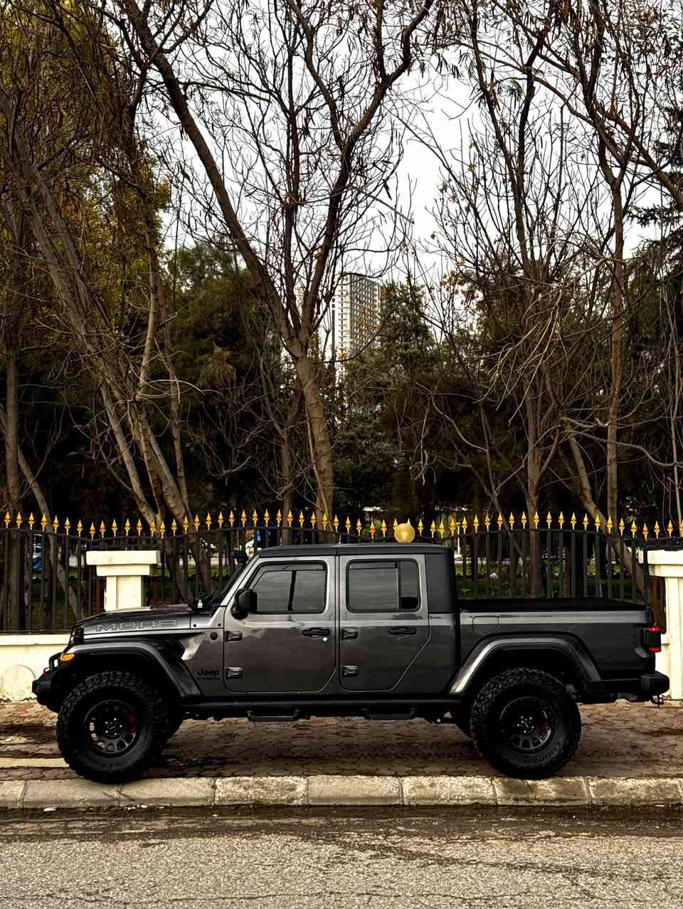 👑JEEP GLADIATOR موب👑
جيب كلاديتر مواب. 🚙
اعلى مواصفات 🔝🆙
لون مميز🫡 
رقم وسنويه جديد 
هزه وفحص كله جديد
‏‎الموديل:2021 
‏‎المحرك : V6.  3.6L .
‏‎العداد : 46000 مايل
كلين تايتل سويجين 🔑🔑
سياره معلايه بامريكا يعني فول تزويد
مكفوله كفاله عامه من الدعاميه للدعاميه بدون صبغ 
شخط رعصه مكفول جديده بمعنى الكلمه
‏‎المواصفات :
*لايت وبك لايت لد اصل شركه
‏‎* دفع رباعي 4x4 .
‏‎* ويل للطرق الوعرة قياس 17 انج. 
*مقاس اطار 37/13.5/17
‏‎* مساحة تخزين اضافية تحت المقاعد الخلفية .
‏‎* شاشه 7 أنچ . 
‏‎* كاميرا خلفية مع امكانية التقريب (زوم) .
‏‎* حساسات خلفية .
‏‎* نظام (Auto Break System) مانع تصادم خلفي .
‏‎* مرايا مع خاصية التعتيم الذاتي  .
‏‎* تشغيل عن بعد .
‏‎* دخول ذكي (بصمة) .
‏‎* سقف 3 قطع قابلة للازالة .
‏‎* ابواب قابلة للازالة .
‏‎* زجاج امامي قابل للطي .
‏‎* غطاء للصندوق الخلفي قابل للطي .
‏‎* عزل كامل للصندوق والباب الخلفي مقاوم للخدوش .
‏‎* إضاءة داخل الصندوق الخلفي . 
‏‎* ماخذ للتيار الكهربائي .
‏‎* منظومة كاملة للقطر (السحب) . 
‏‎* نظام (Auto Start System) التشغيل والاطفاء الاوتوماتيكي للتوفير في صرف الوقود .
‏‎* محدد سرعة . 
‏‎* تلفون بلوتوث . 
💵💵السعر خاص💵💵
العنوان 📍اربيل
او اي استفسار الاتصال
☎️***********
☎️***********
